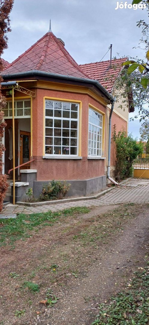 Alsózsolca központjában családi ház eladó