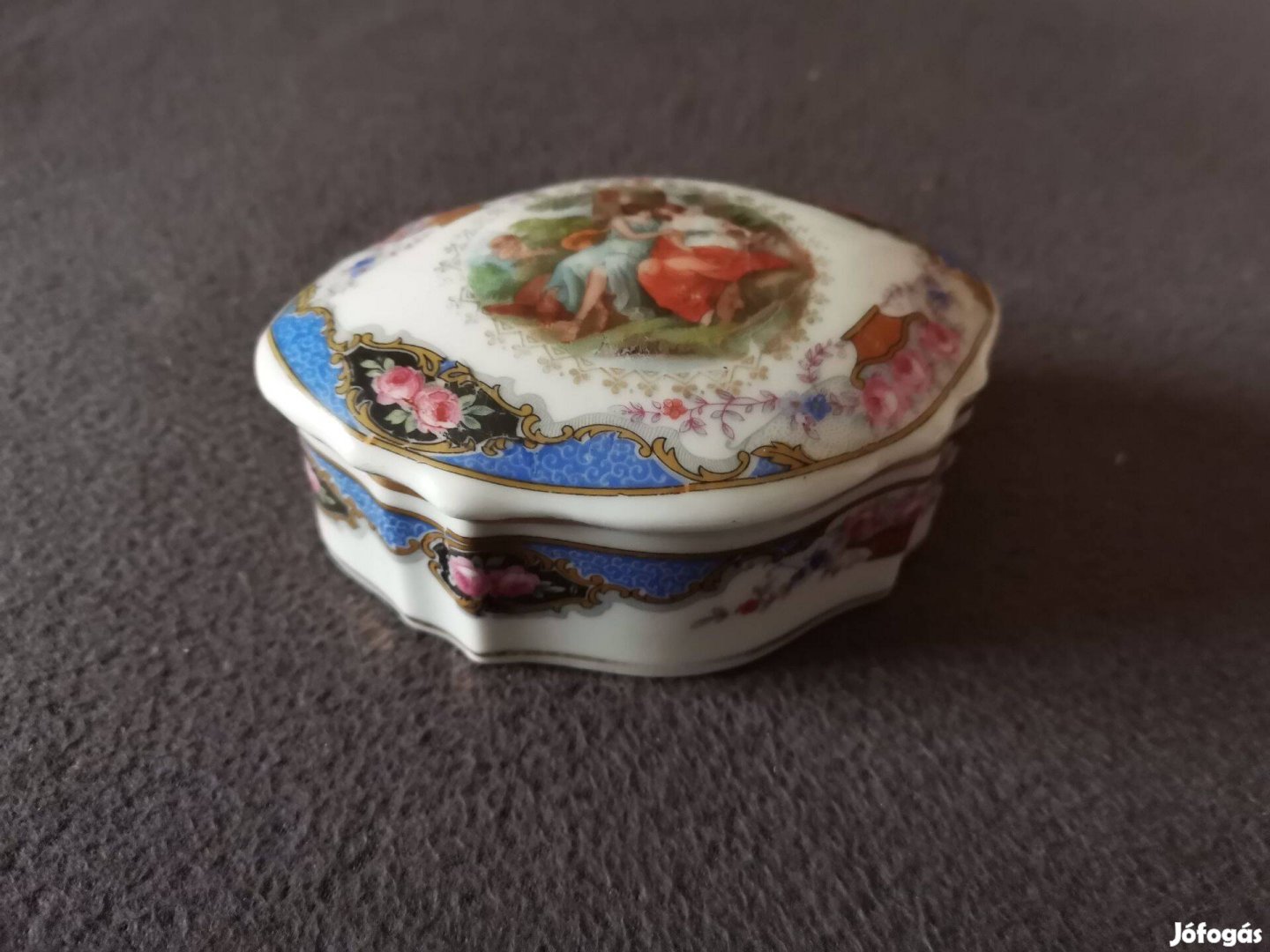 Alt Wien antik jelenetes porcelán bonbonier, jelzett