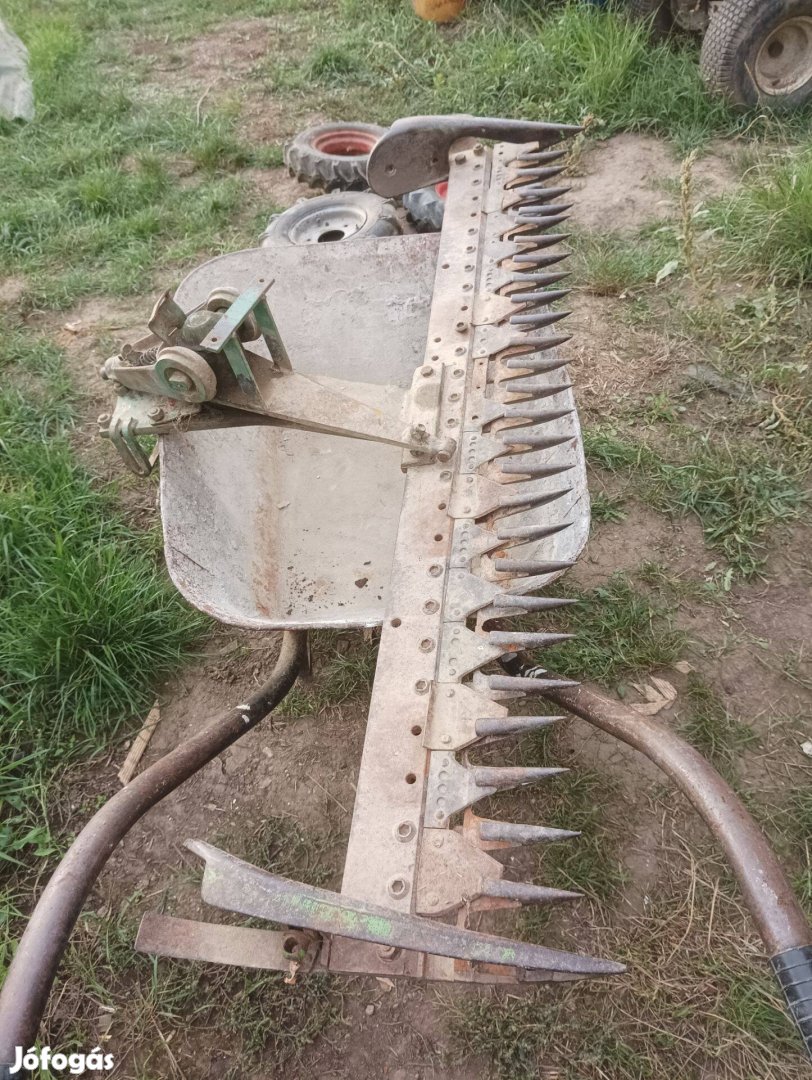 Alternálókasza vágóasztal