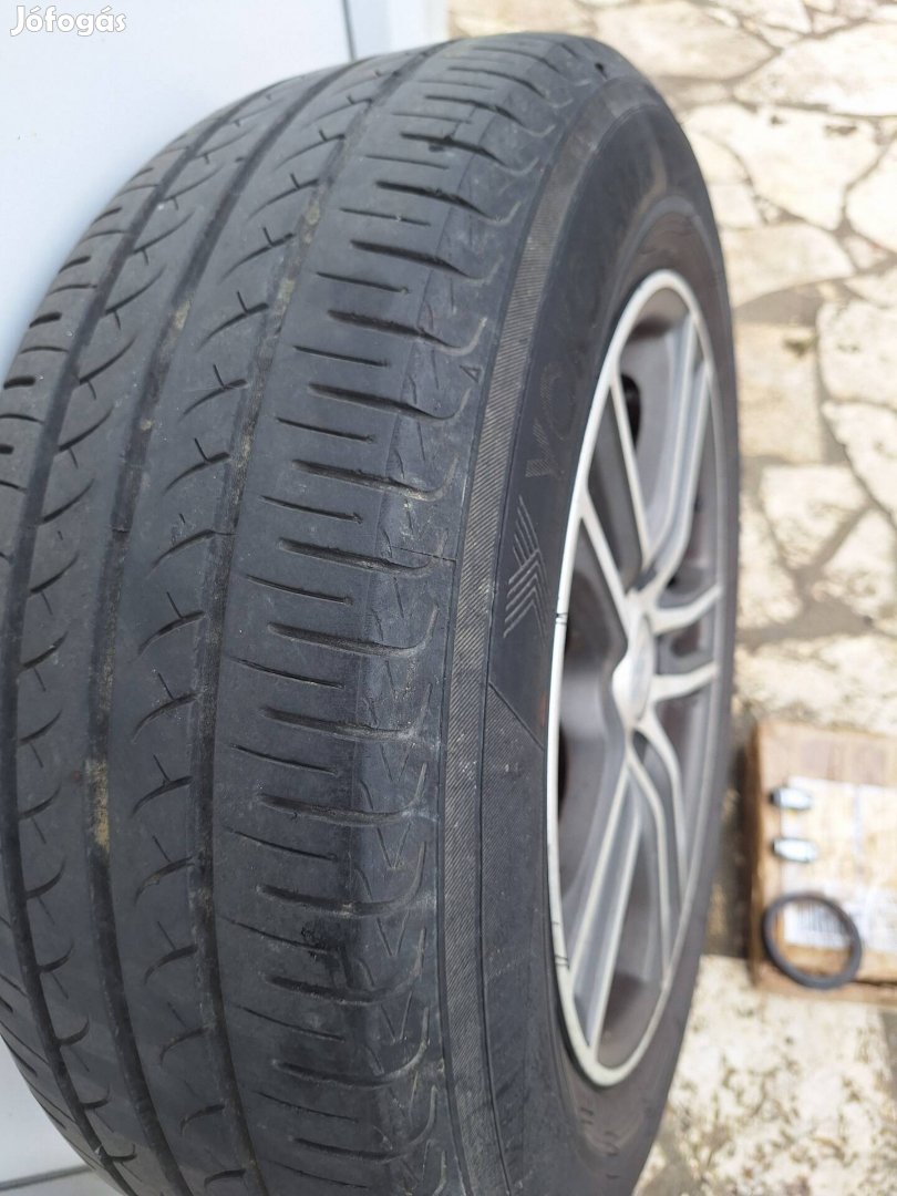 Alufelni jó nyári gumikkal Toyota autókhoz 