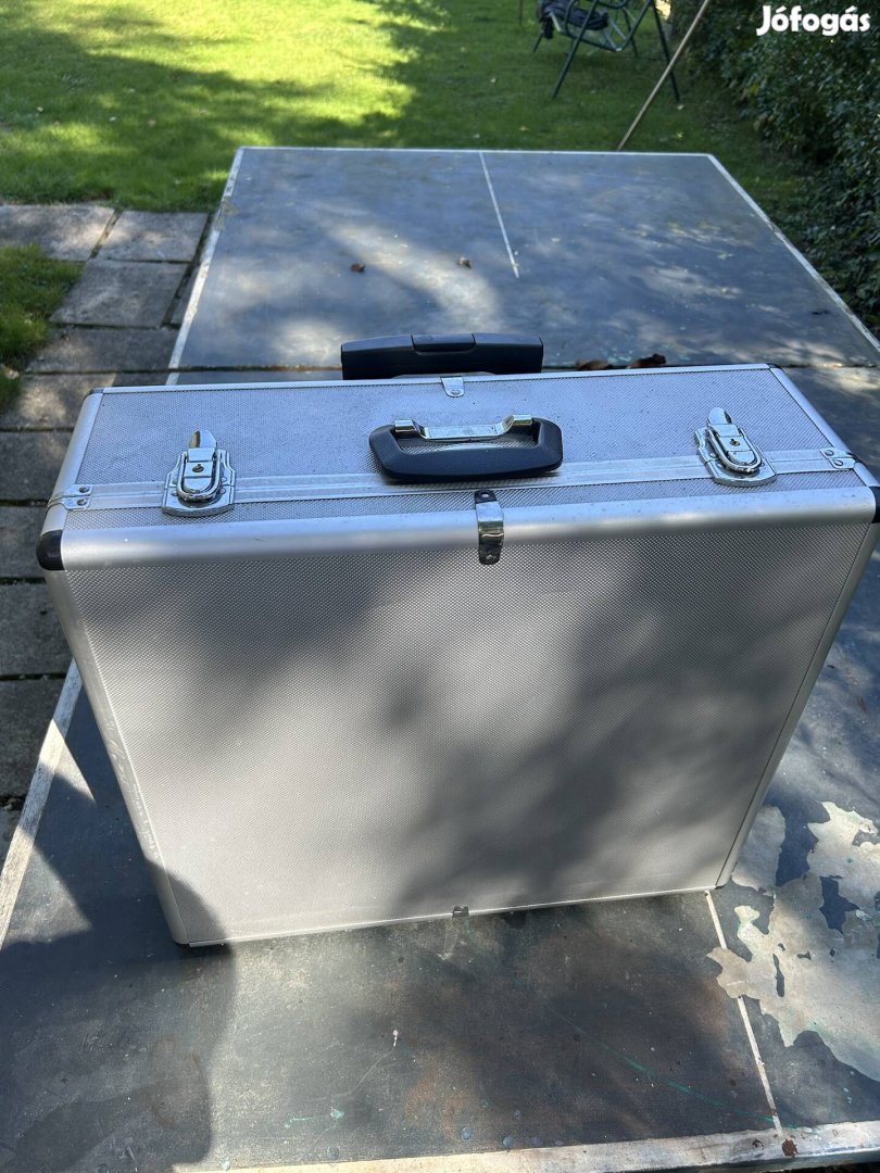 Aluminium koffer, bőrönd.