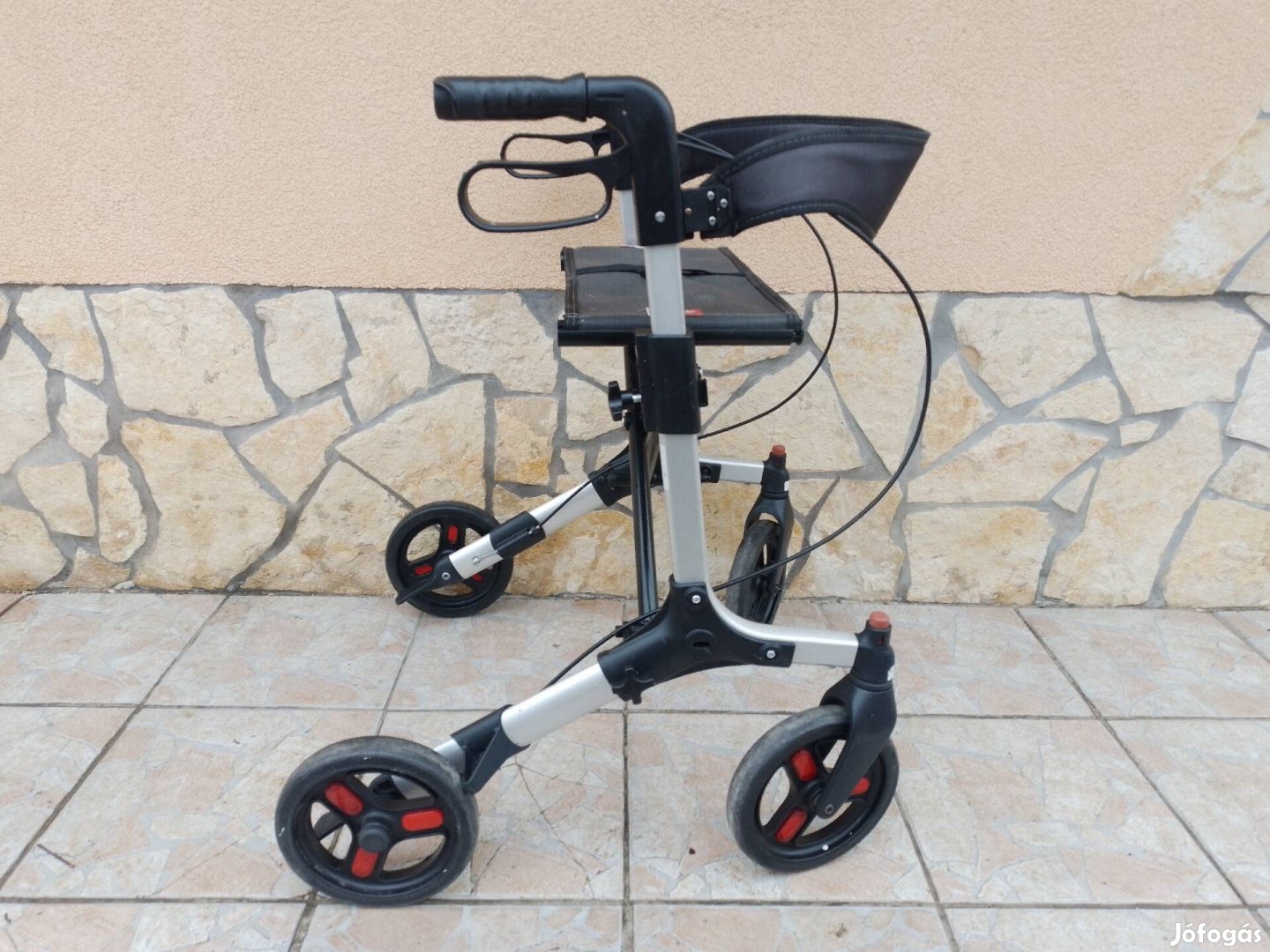 Aluvázas Rollator fékkel felszerelt orvosi segédeszköz. 