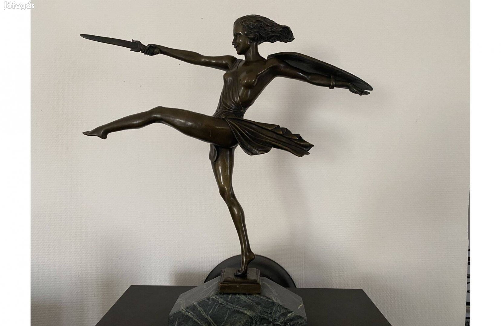 Amazon szignált bronz art deco szobor