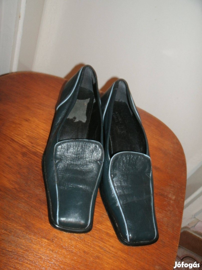 Andrea Conti 40-es sötétkék bőrcipő Sarka 3 cm,