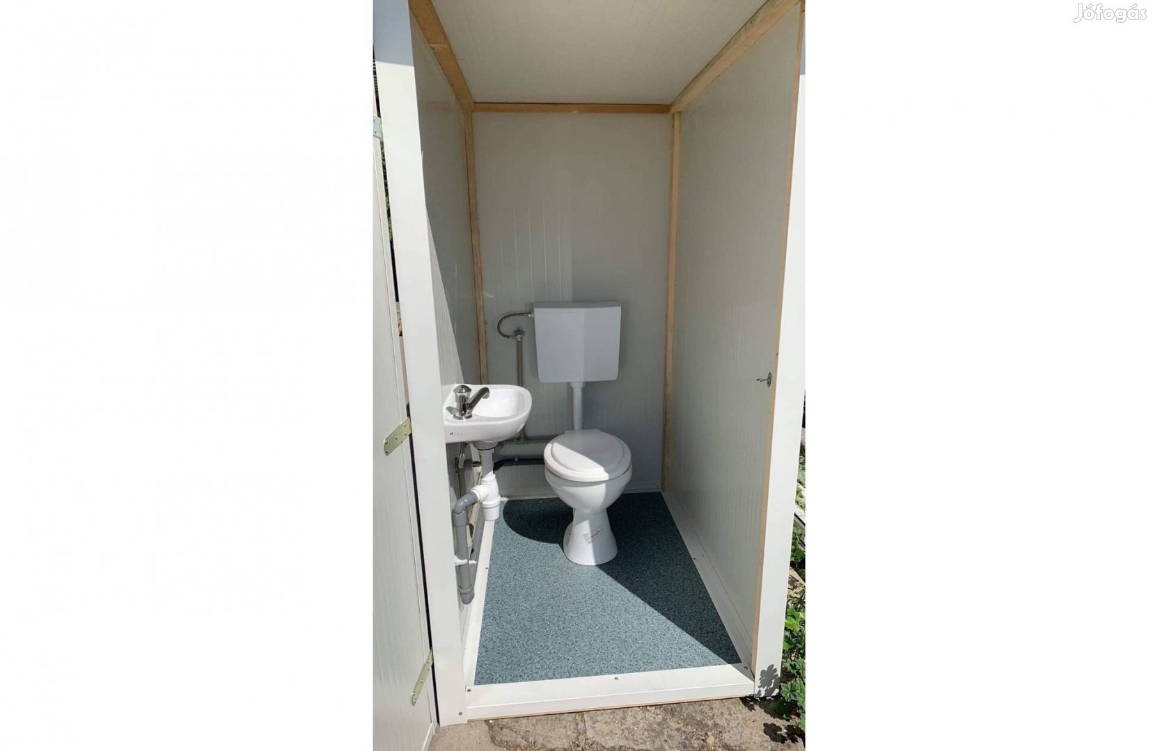 Angol WC., vízöblítéses kert WC, kinti WC, szaniter konténer