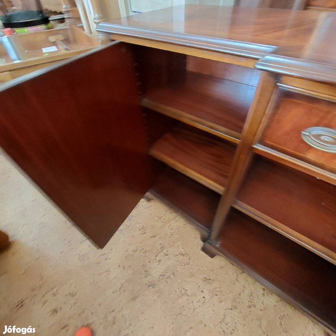 Angol három ajtós komód.