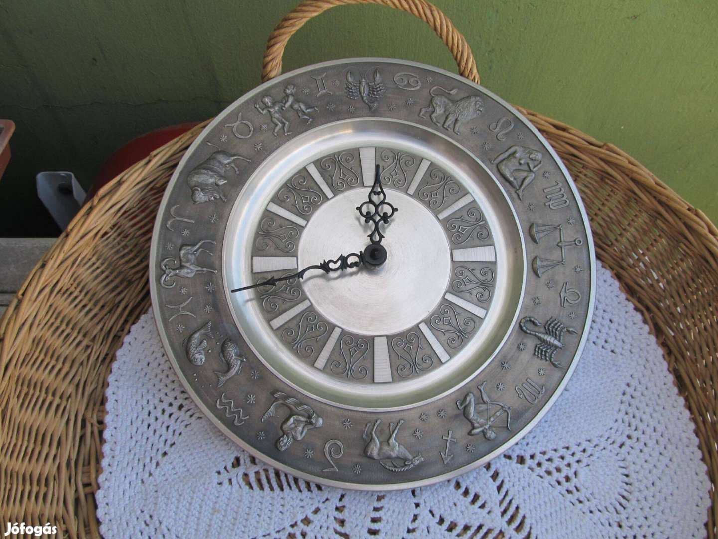 Angyal jelzésű, horoszkópmintás, fém falióra -Működik