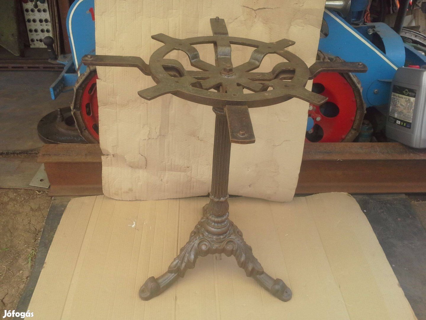 Antik 1900-es évekből patinás öntvény vas kerek asztal