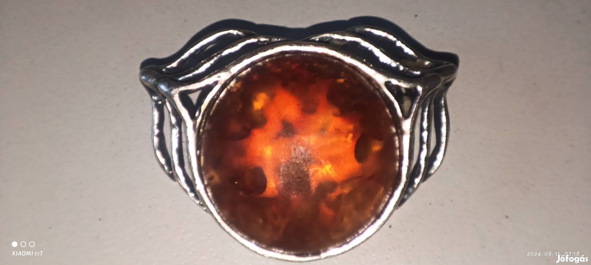 Antik Art Deco jelzett ezüst borostyán melltű. Kivételes. Posta 