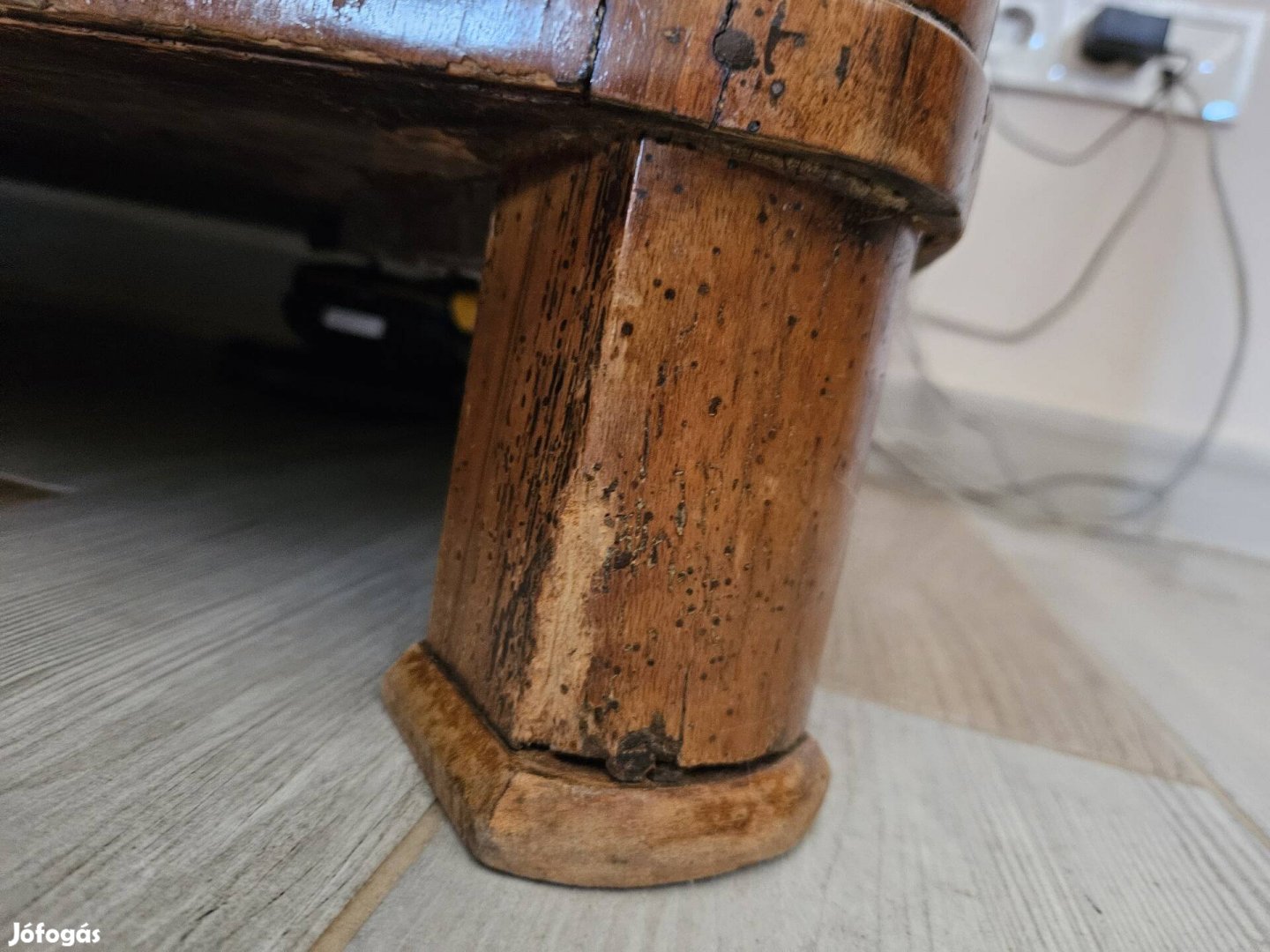 Antik Biedermeier komód eladó, hatalmas fiókokkal. 