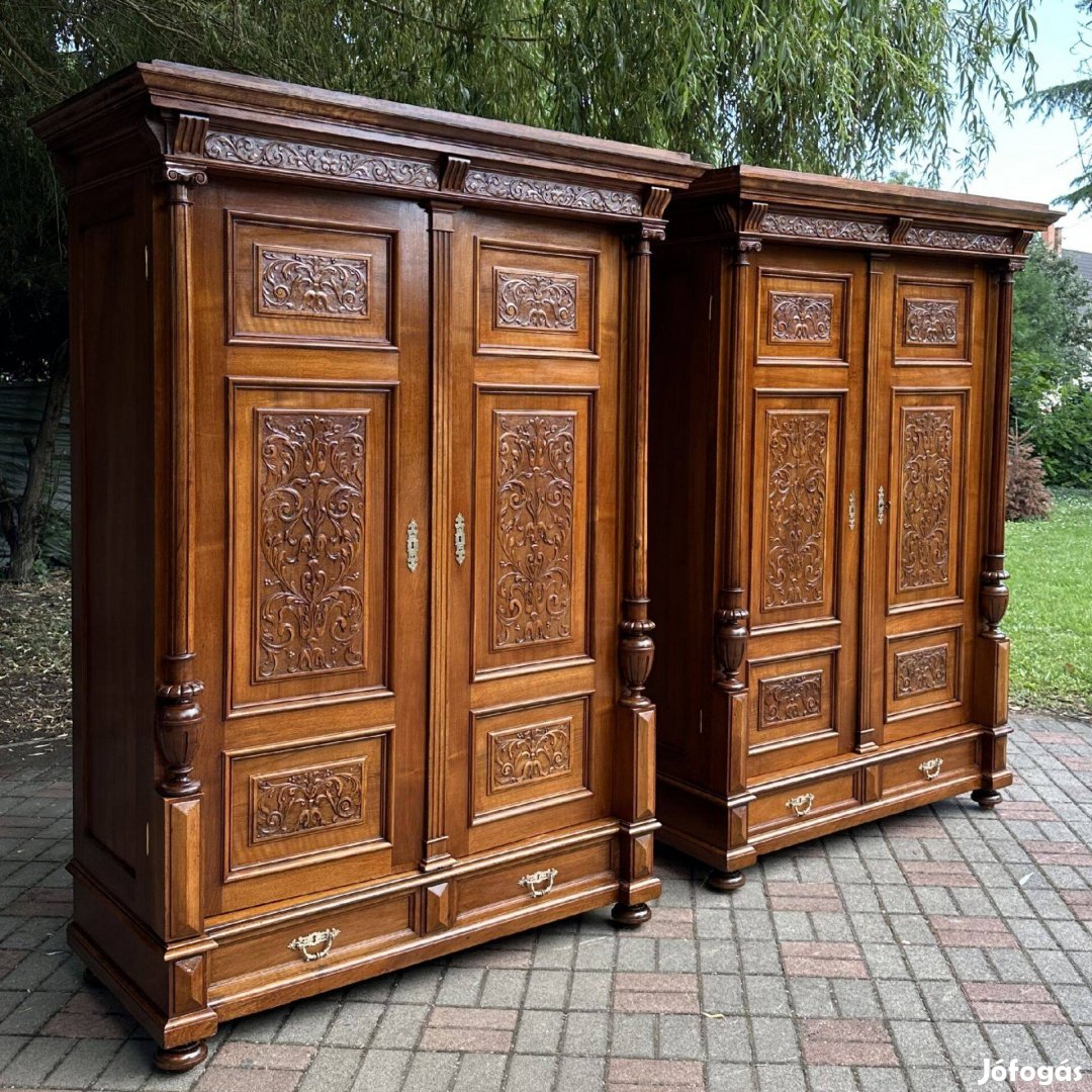 Antik Bútor - Ónémet ruhásszekrény párban