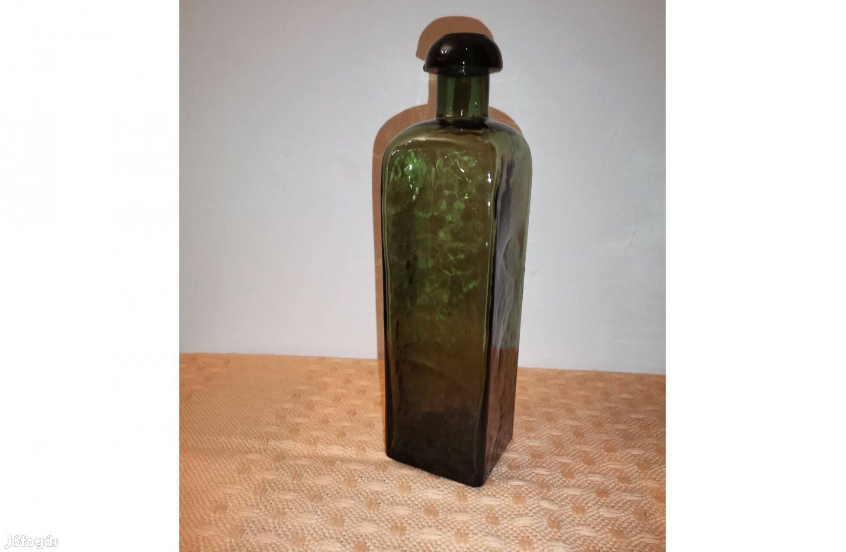 Antik.Négyzetes hasáb, sötétzöld likőrösüveg :1930