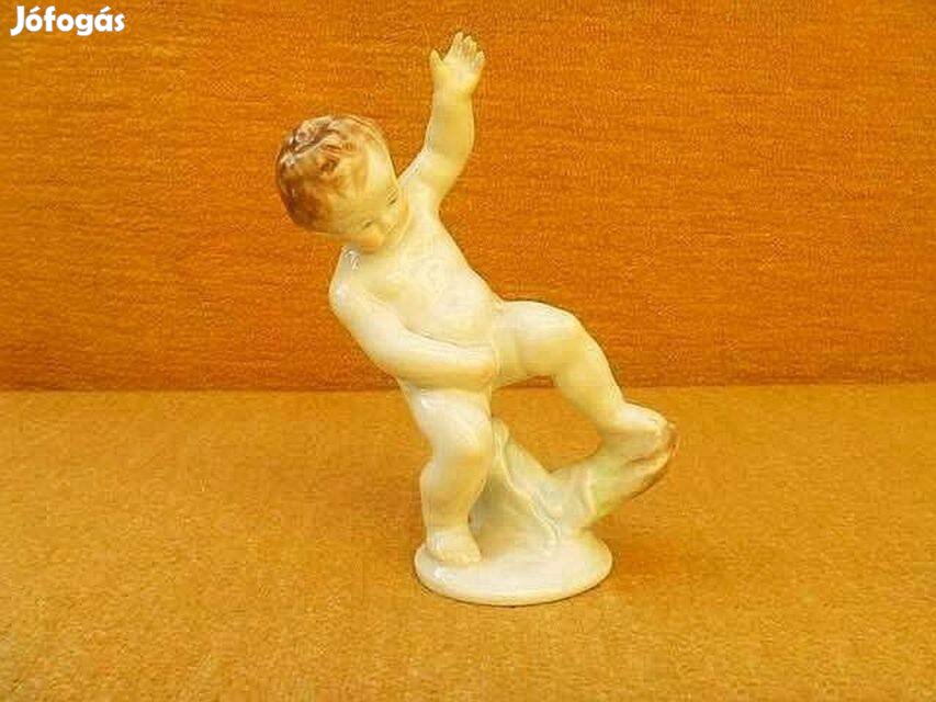 Antik, Herendi porcelán Pisilő fiú figura