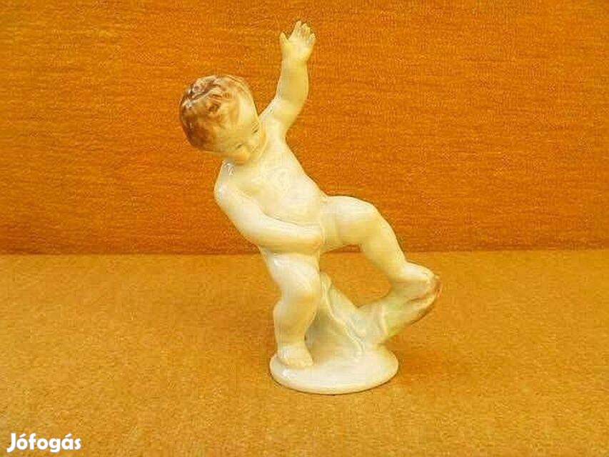 Antik, Herendi porcelán Pisilő fiú figura