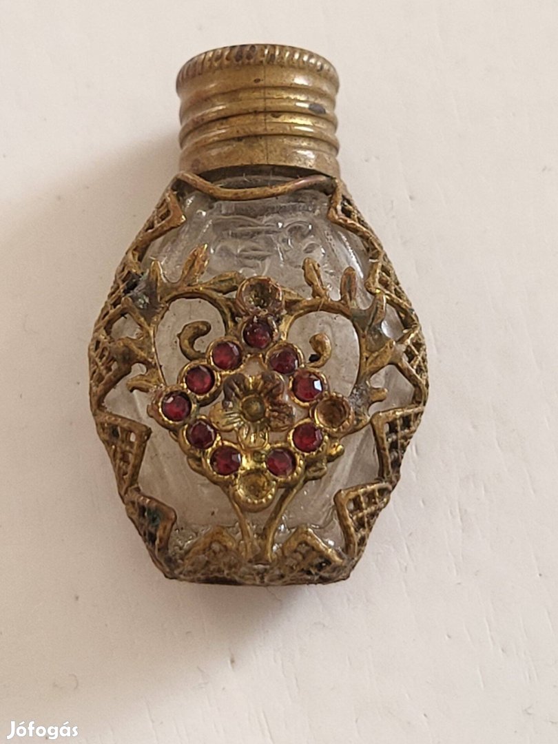 Antik, mini parfümös üveg, sárgaréz, csipkézett mintával, kőberakással