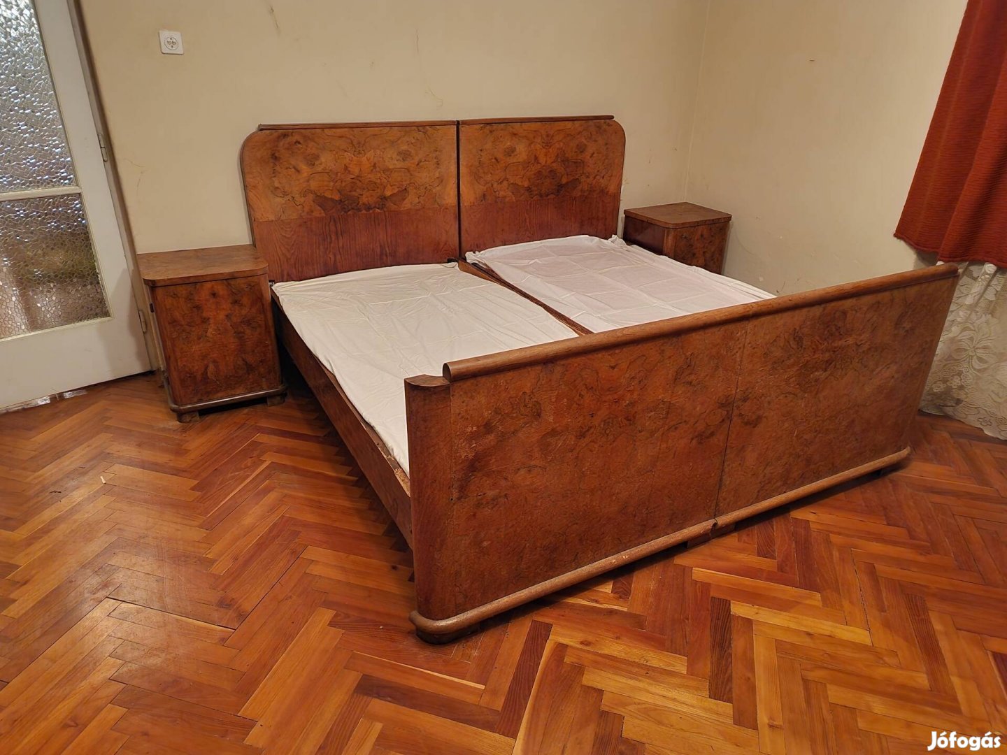 Antik ágy, éjjeli szekrény, ruhás szekrény