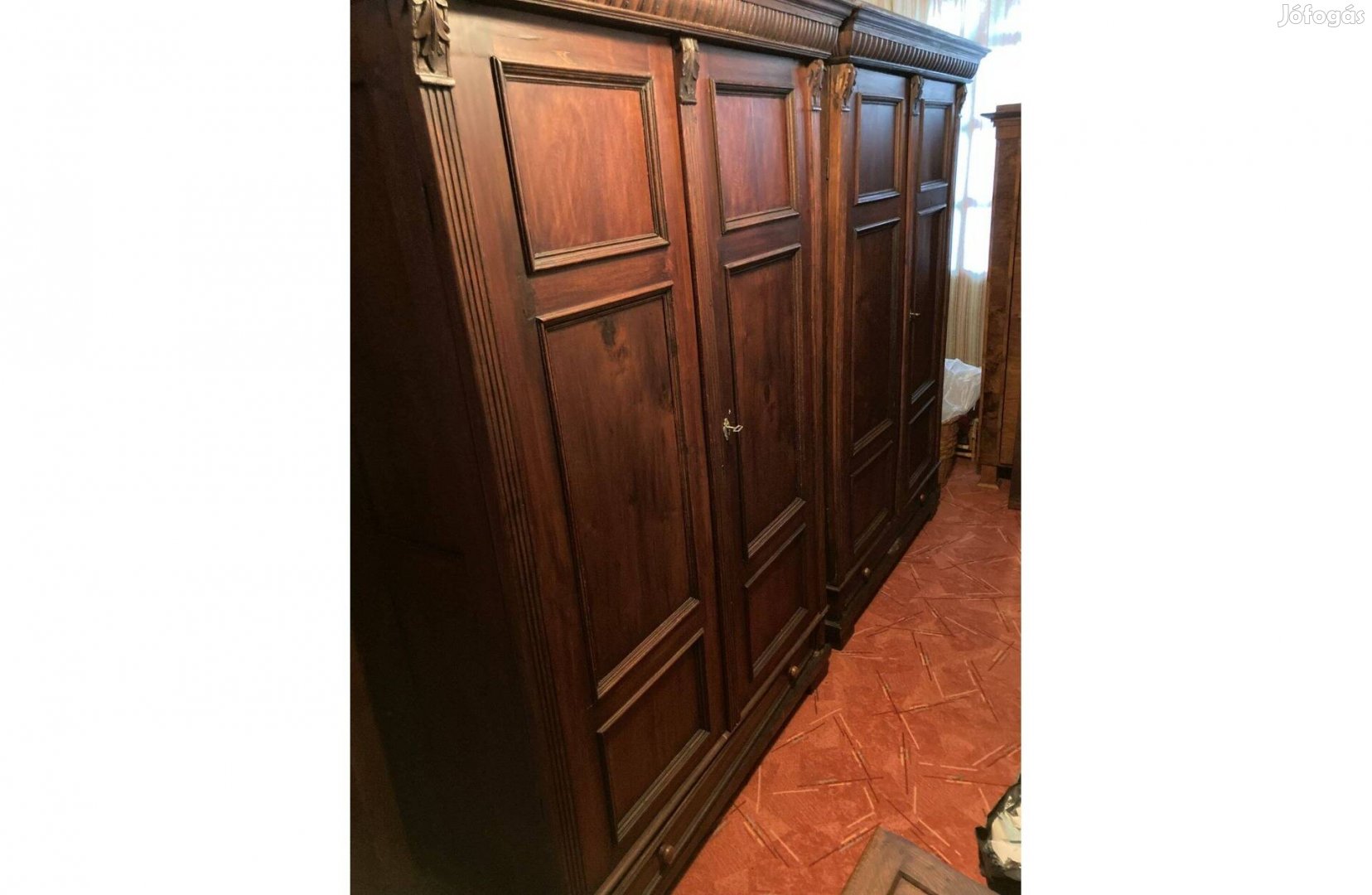 Antik akasztós szekrény 2db