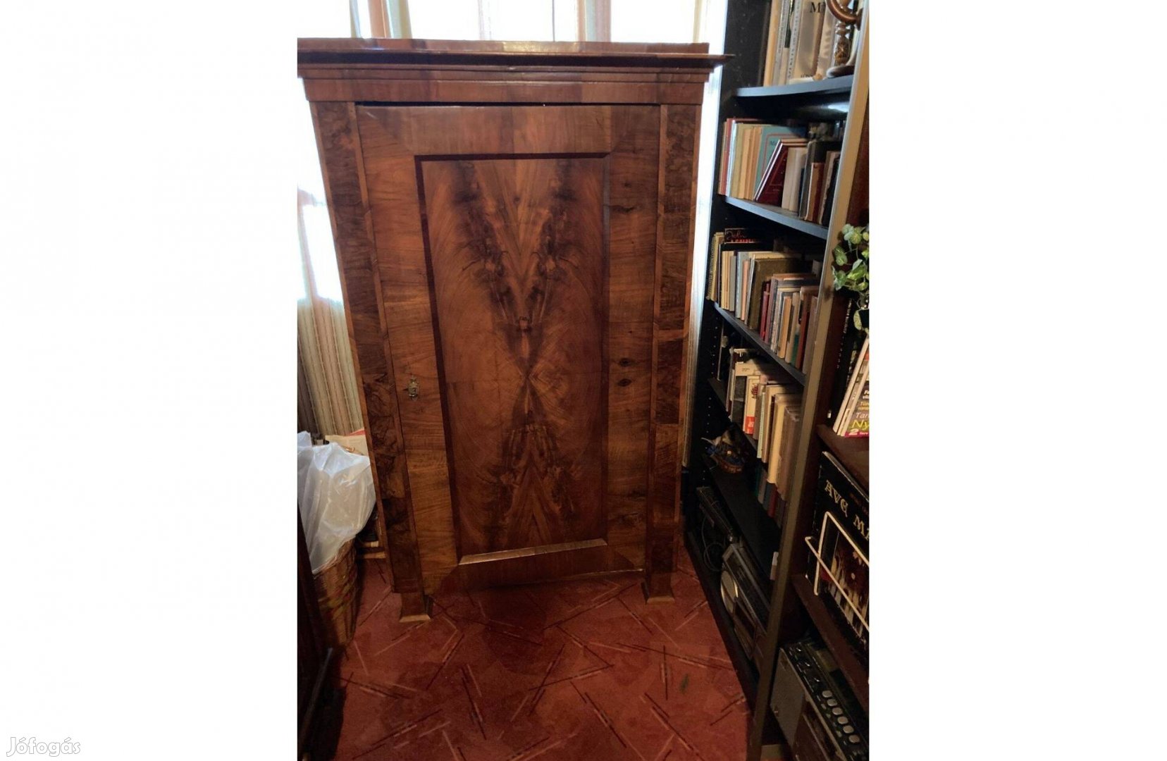 Antik akasztós szekrény