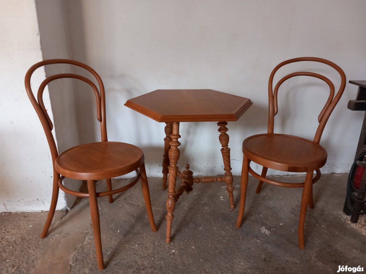 Antik asztal székekkel