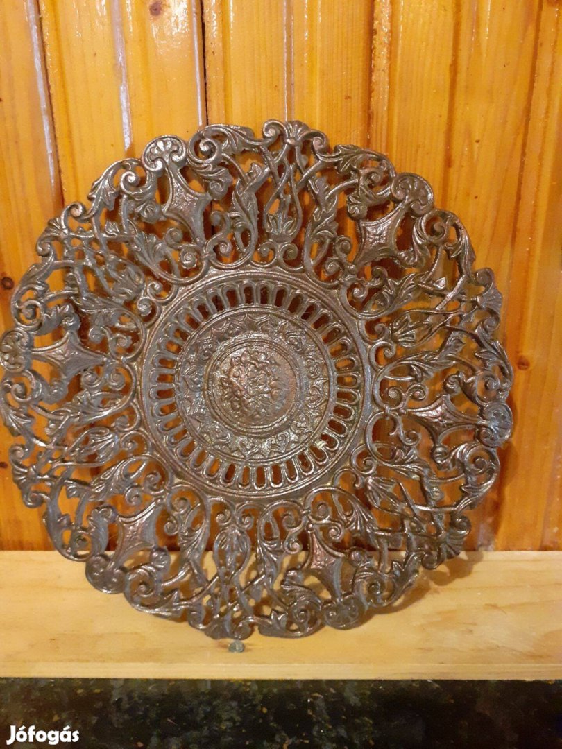 Antik áttört mintás bronz fali tányér