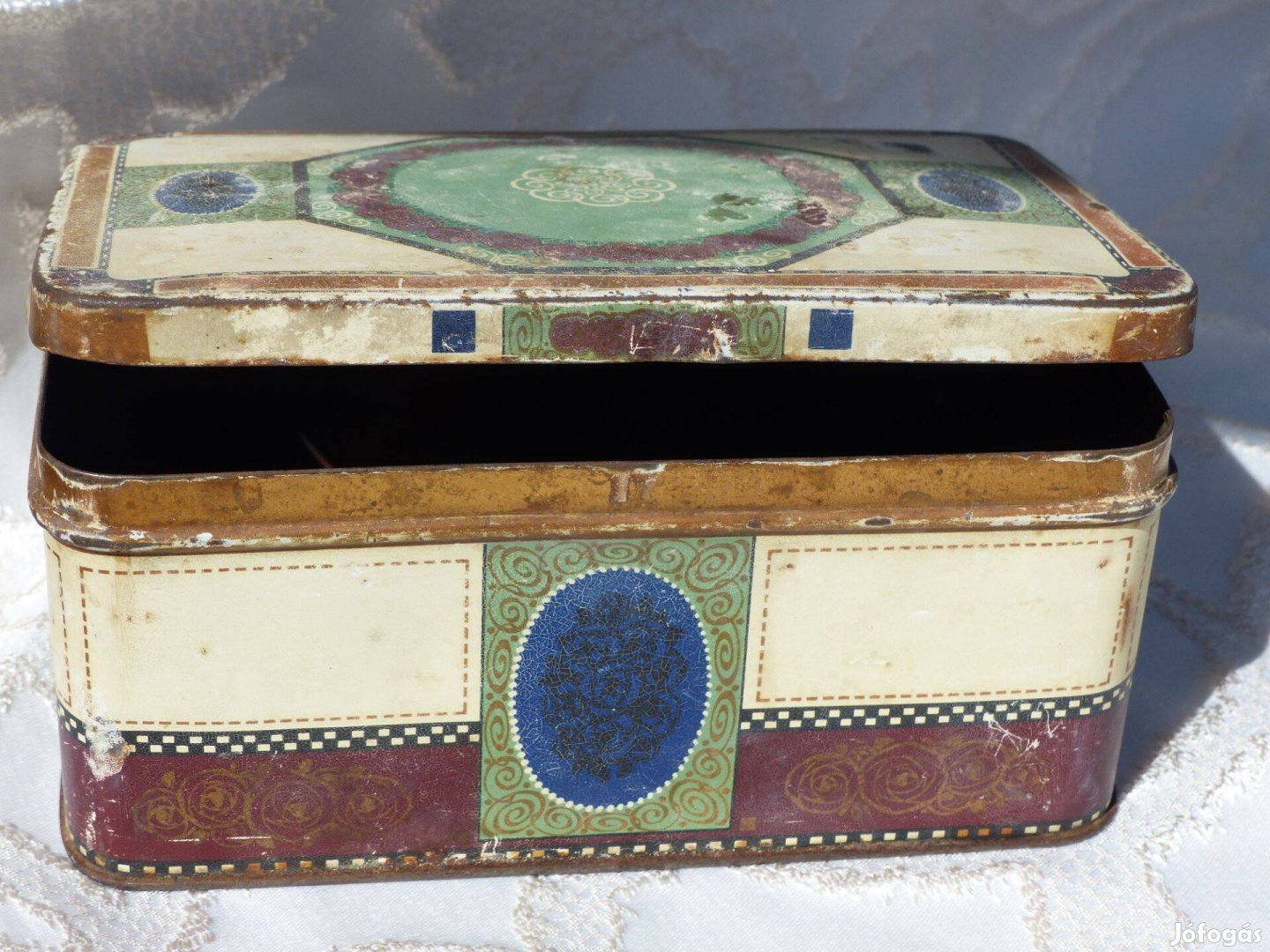 Antik bádogdoboz