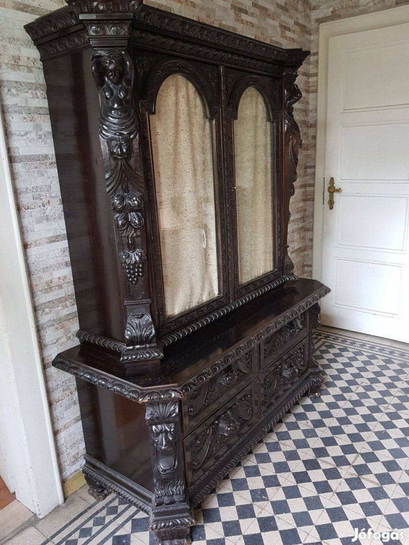 Antik bútor. Reneszánsz vitrines szekrény