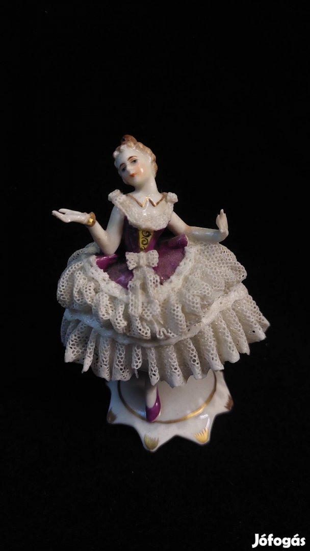 Antik csipkeruhás hölgy porcelán figura