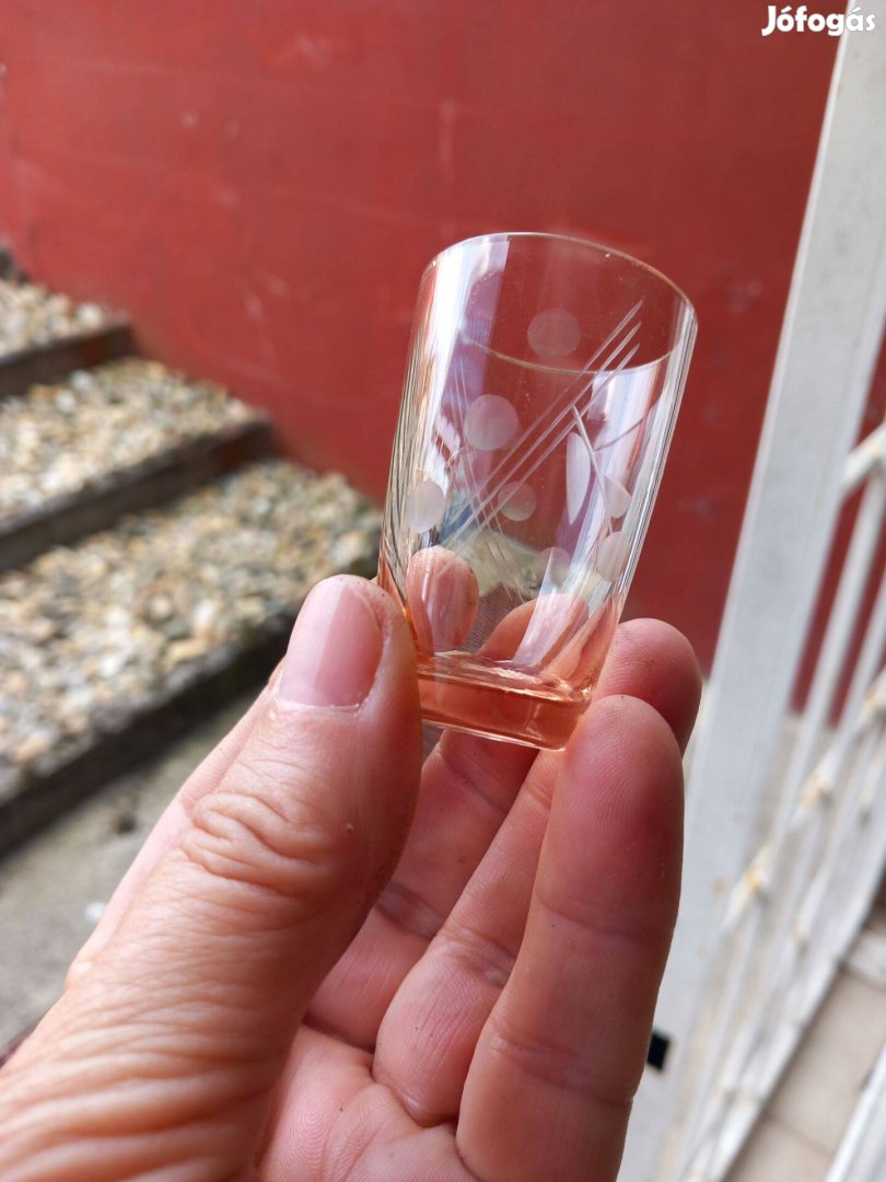 Antik csiszolt üveg stampedlis pohár 2cl-es lazac szín