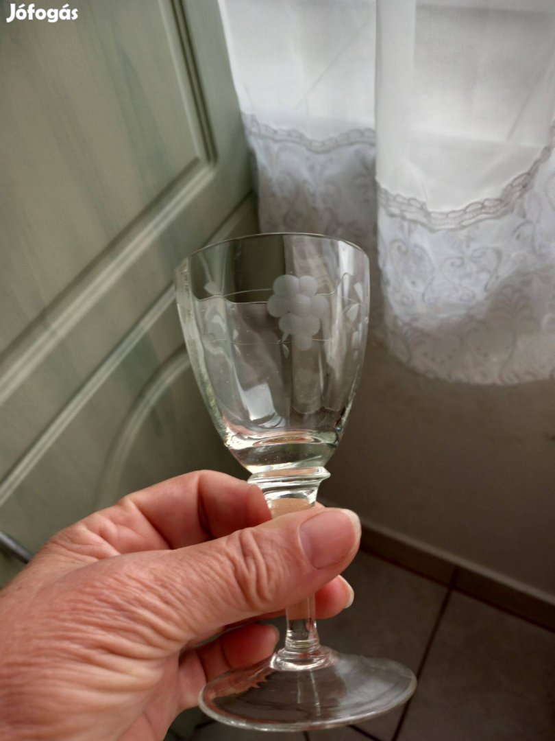 Antik csiszolt üveg talpas pálinkás pohár 0,5dl-es