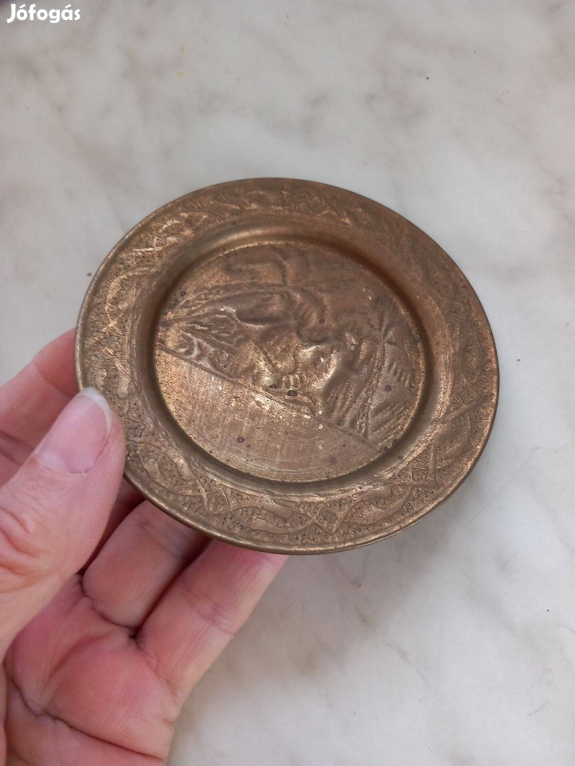 Antik domborműves vörösréz tányérka 1 db