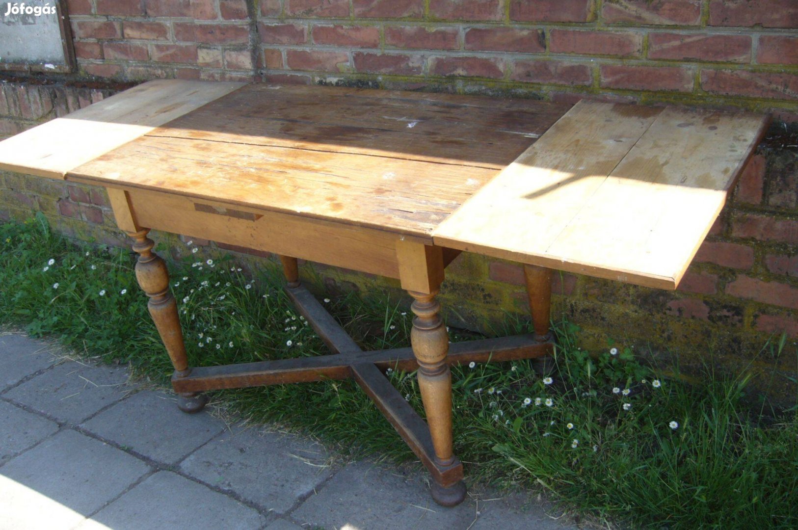 Antik ebédlő asztal O- német stílusú stabil karakteres