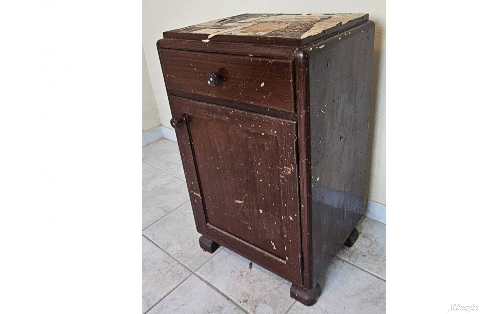 Antik éjjeliszekrény, kisszekrény felújítandó