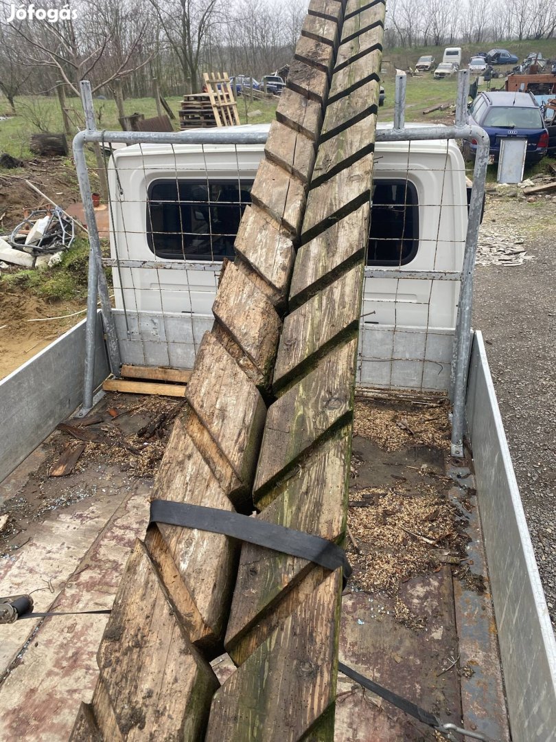 Antik fa gerenda templomi lépcső