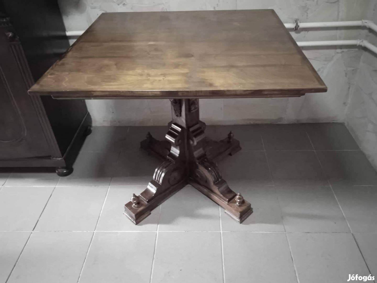 Antik faragott lábú asztal
