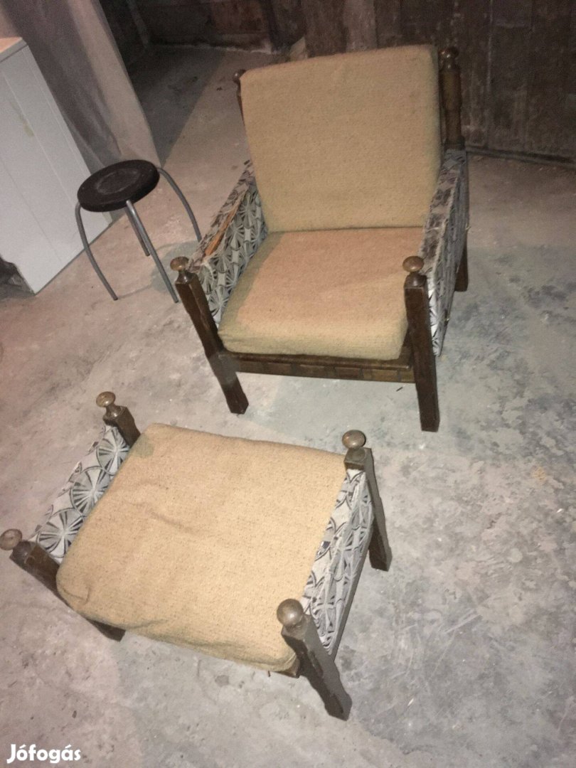 Antik fotel lábtartóval