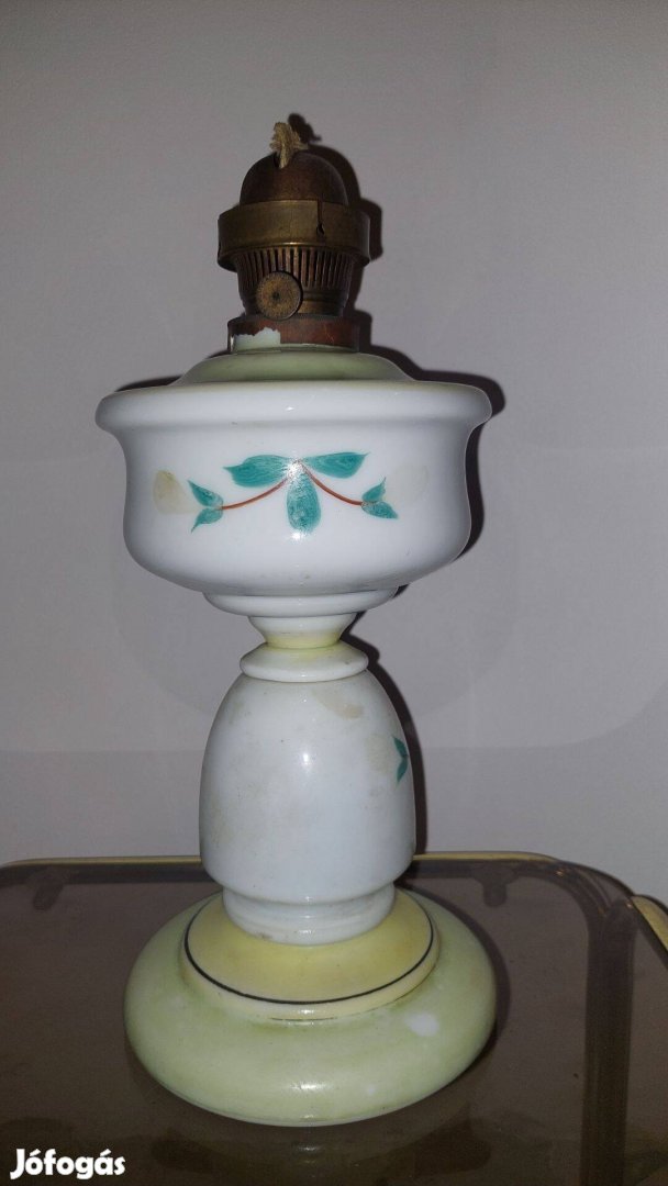 Antik fújt, tejüveg petróleumlámpa