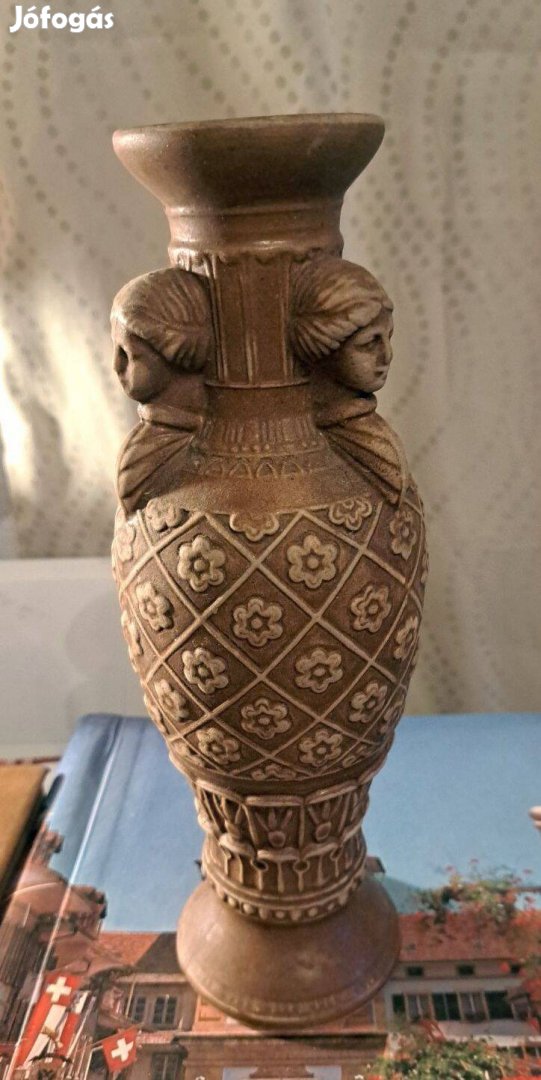 Antik hatású reliefes díszváza női fejekkel,