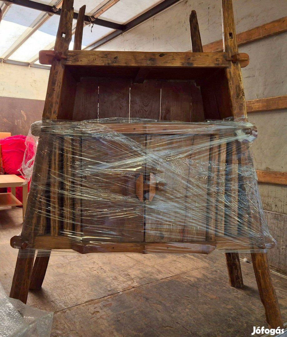 Antik indonéz teakfa trapéz szekrény