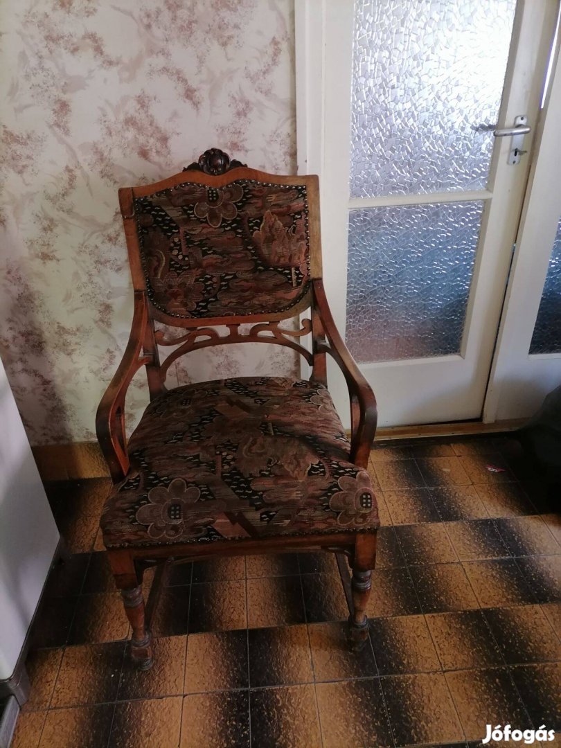 Antik jellegű, karfás szék, felújított állapotban