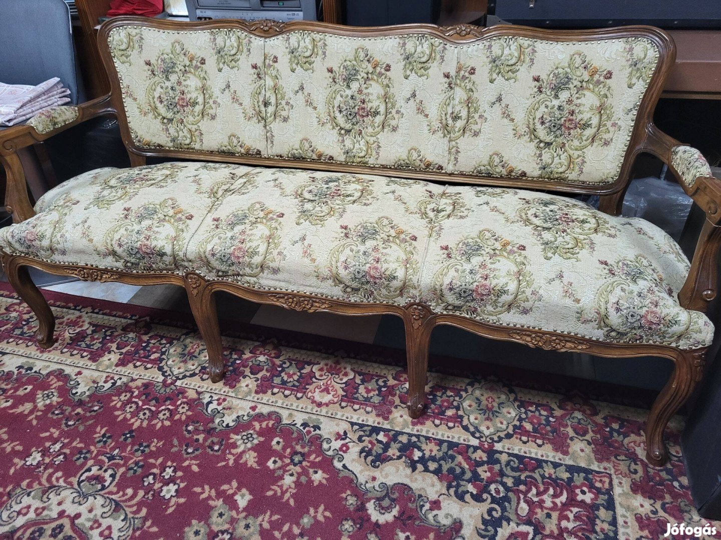 Antik jellegű kanapé