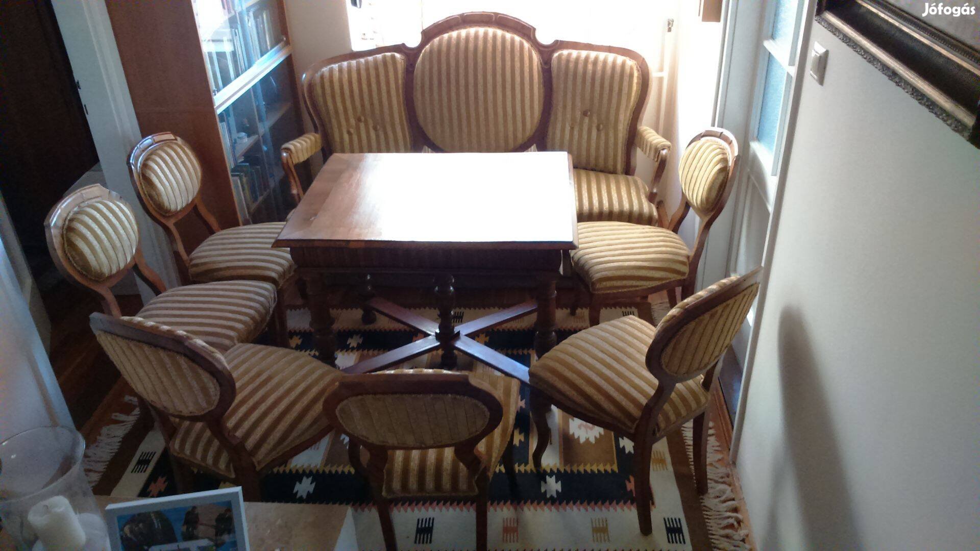 Antik kanapé és asztal székekkel