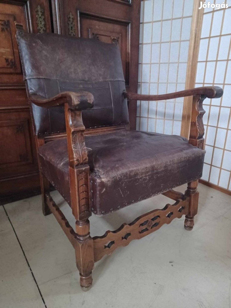 Antik karfás bőr szegecselt szék, fotel