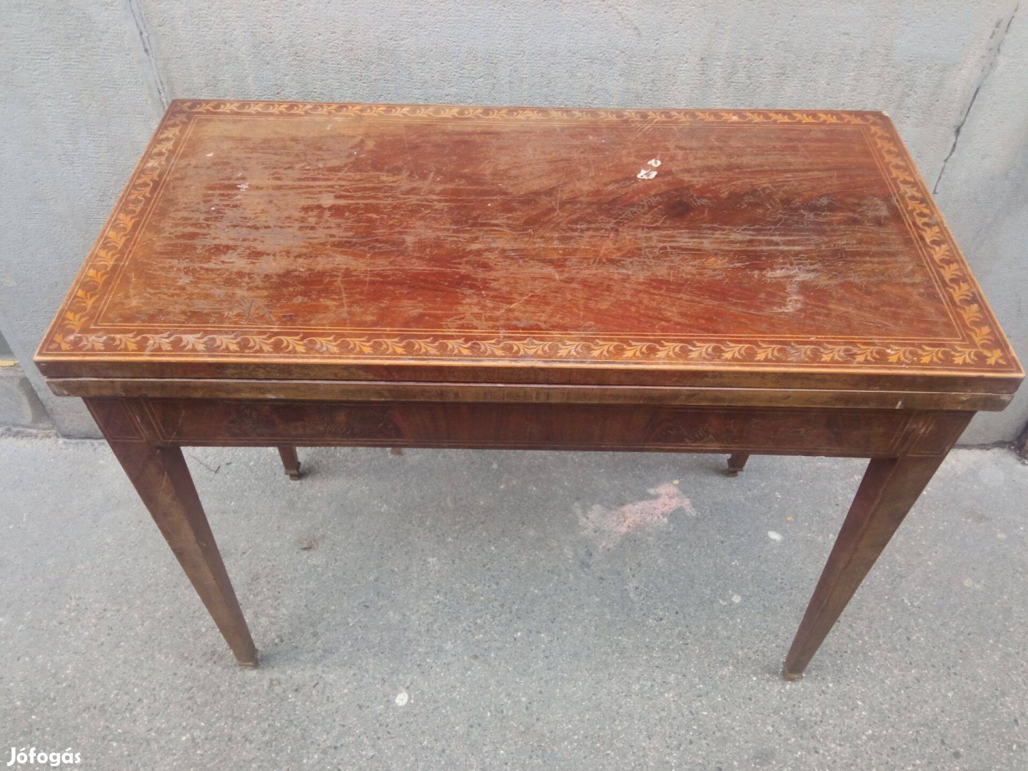 Antik kártya asztal, intarziás, réz applikált lábvégek