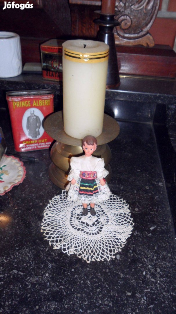 Antik kaucsuk csipkeruhában leány, míves csipkés r.18 cm