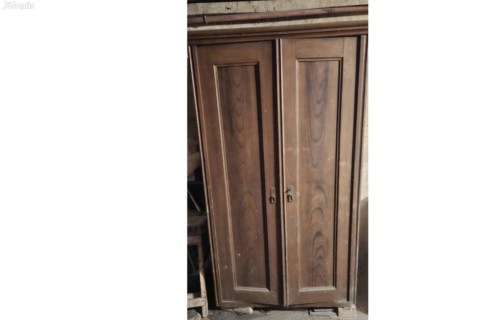 Antik kétajtós fa szekrény - eredeti vasalatokkal