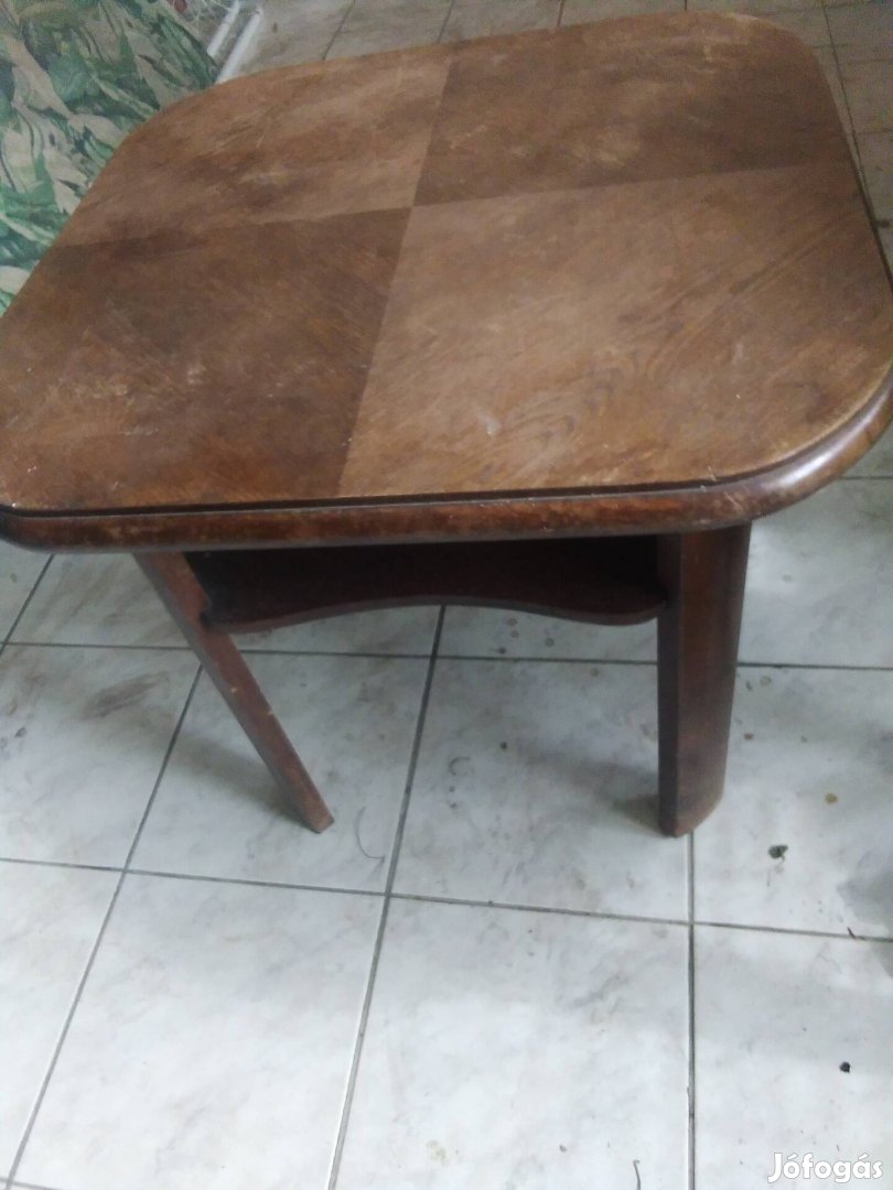 Antik kis asztal, tömör fából eladó 