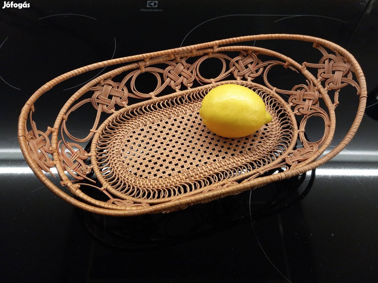 Antik kis fonott gyümölcskosár