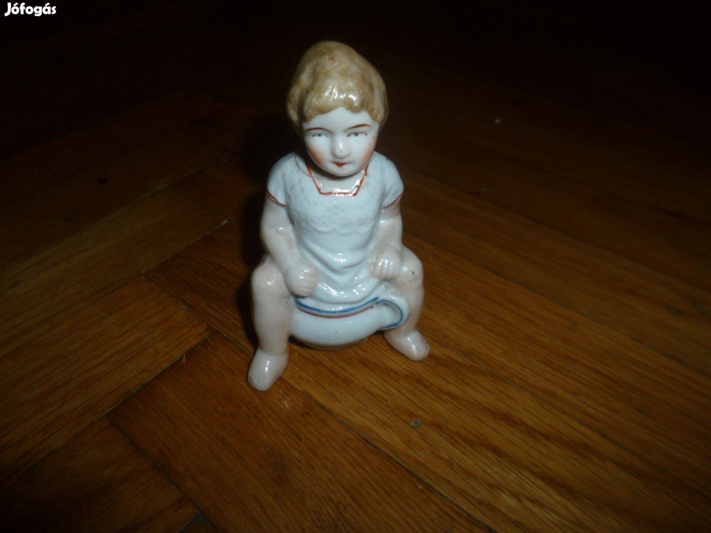 Antik kis porcelán persely bilin ülő fiúcska