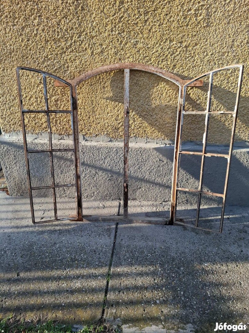 Antik kovácsoltvas ablak