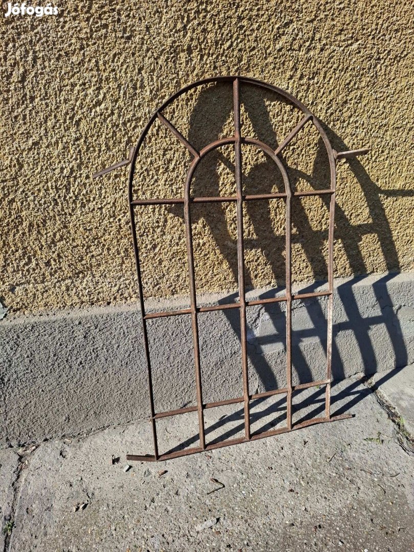 Antik kovácsoltvas ablak